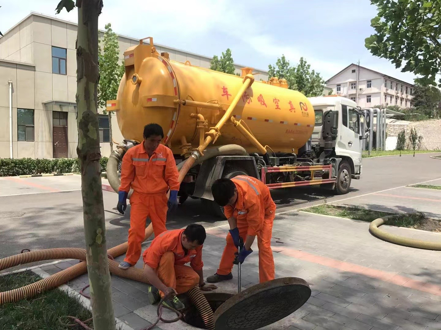 鲅鱼圈管道疏通车停在窨井附近